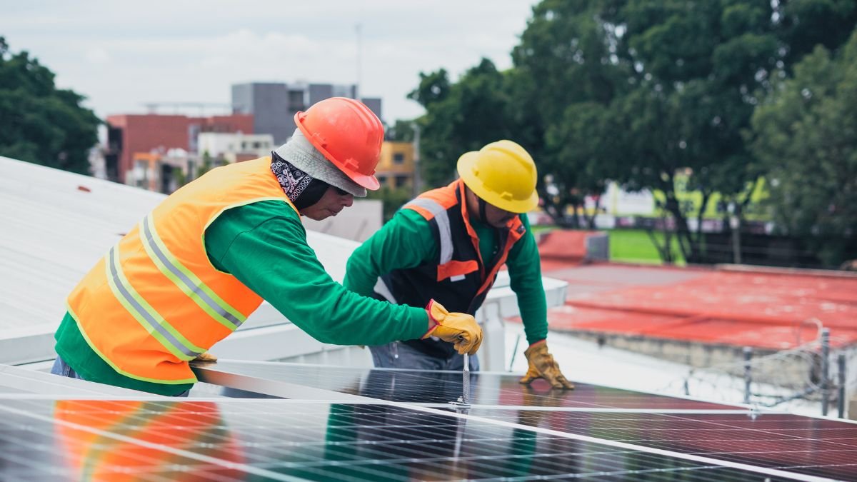 Solar panels cleaning at home