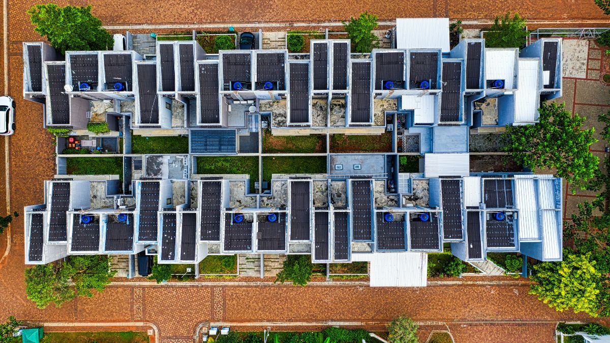 Hybrid solar systems in new homes in USA with rooftop solar panels