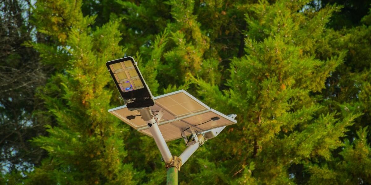 Do solar batteries work during a power outage