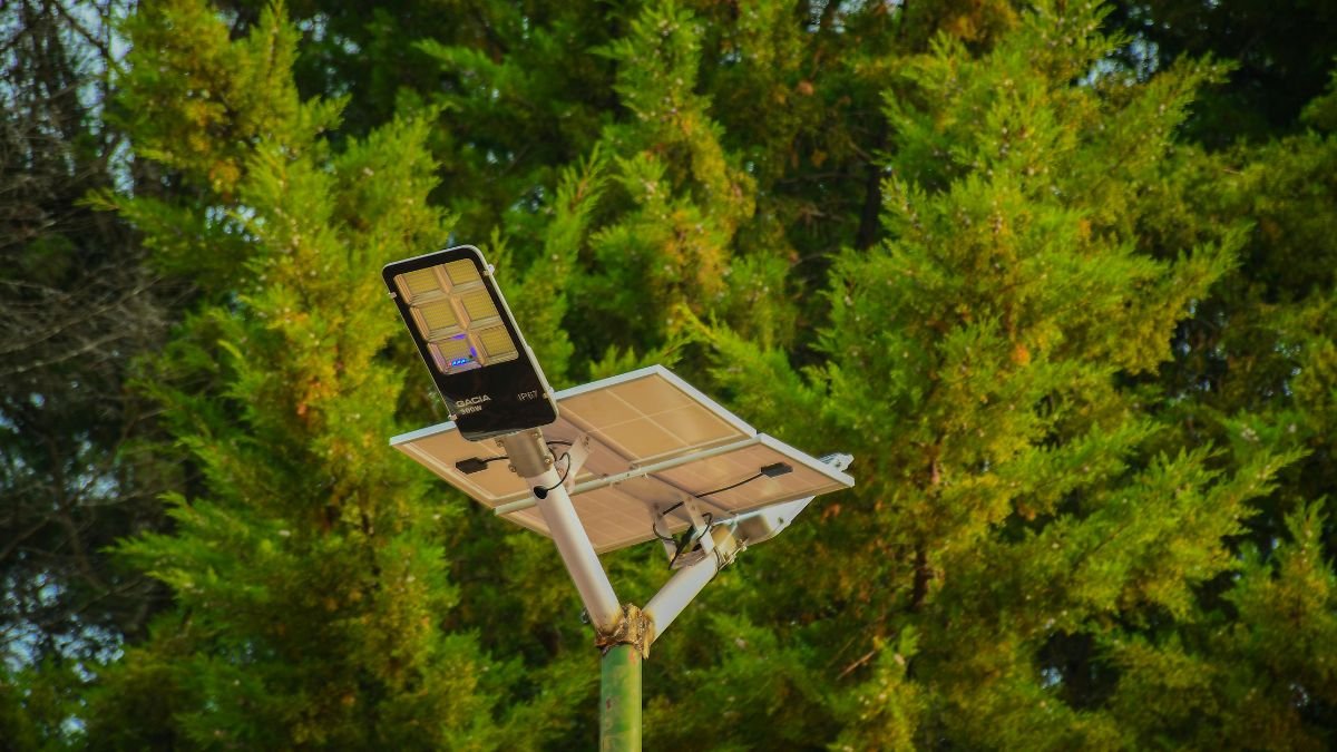Do solar batteries work during a power outage