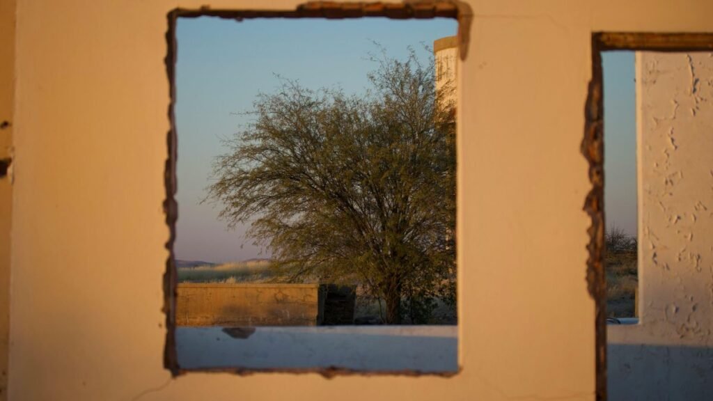 gap between window frame and interior wall how to fix