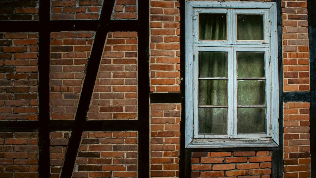 gap between window frame and interior wall before repair